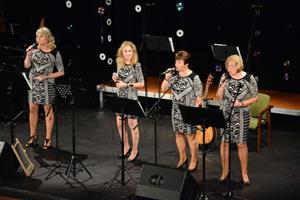 Vokální kvarteto čtyř zdejších kantorek vystupujících pod zkratkou STK dokázalo při svém tradičním koncertním recitálu z velké části zaplnit velký sál kulturního domu.
FOTO: DAVID MACHÁČEK