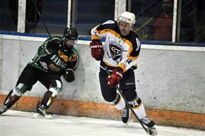 Radek Bonk vstřelil úvodní branku a po celou dobu zápasu se těšil velkému zájmu zaplněných ochozů kopřivnické zimního stadionu.
FOTO: KRISTINA ČABLOVÁ