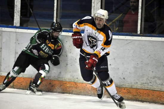 Radek Bonk vstřelil úvodní branku a po celou dobu zápasu se těšil velkému zájmu zaplněných ochozů kopřivnické zimního stadionu.
FOTO: KRISTINA ČABLOVÁ