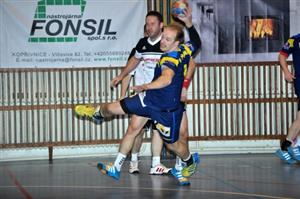 Jiří Lipový střílí v páté minutě utkání Českého poháru s Olomoucí druhou branku Kopřivnice. Ta Hanákům nakonec nadělila rovnou čtyřicítku.
FOTO: KRISTINA ČABLOVÁ