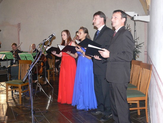Na prvním adventním koncertu v piaristickém klášteře v Příboře se mimo jiné představil pěvecký kvartet ve složení Alena a Kateřina Juřenovy, Jan a Martin Monsportovi.
FOTO: ILONA MAZALOVÁ
