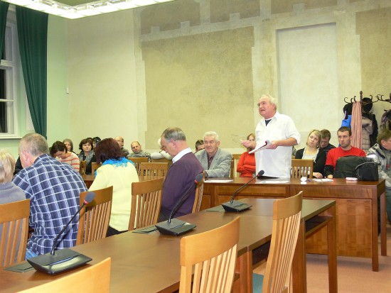 Veřejné projednávání projektu Tajemná zahrada, která by mohla vyrůst v Klokočově naproti drůbežárně, přilákalo hodně zájemců. Adekvátně tomu odpovídala i diskuze.                         
FOTO: ILONA MAZALOVÁ