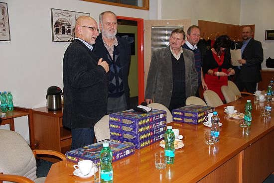 Vedení automobilky založilo novou tradici, setkalo se s řediteli místních základních a mateřských škol a předalo jim stavebnice Merkur a plastové tatrovky.
FOTO: DANA HOĎÁKOVÁ