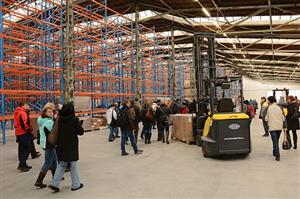 Zaměstnanci společnosti Bike Fun si prohlížejí nově otevřený velkokapacitní sklad, ve kterém bude místní výrobce schopen uložit až 60 tisíc jízdních kol.
FOTO: DAVID MACHÁČEK