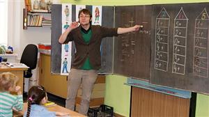 Joseph Dockery působí již druhý měsíc na Základní škole dr. Milady Horákové jako rodilý mluvčí anglického jazyka. Žáci se s ním setkávají nejen v angličtině, ale třeba i v matematice.
FOTO: DAVID MACHÁČEK