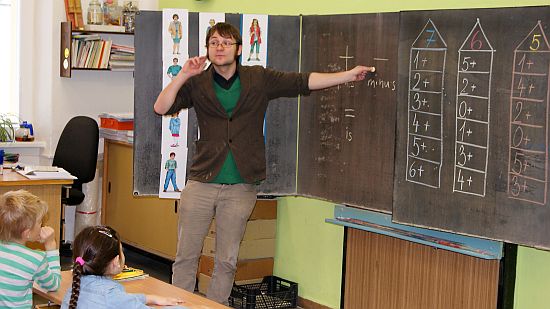 Joseph Dockery působí již druhý měsíc na Základní škole dr. Milady Horákové jako rodilý mluvčí anglického jazyka. Žáci se s ním setkávají nejen v angličtině, ale třeba i v matematice.
FOTO: DAVID MACHÁČEK