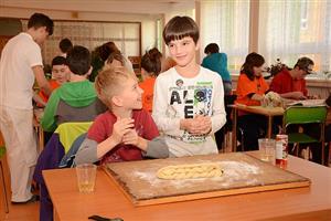 Účastníci divadelní přehlídky Vánočka se letos mohli realizovat nejen na jevišti divadelního sálu DDM, ale také v kuchyni, kde vlastnoručně vytvořili sladký symbol festivalu.
FOTO: DAVID MACHÁČEK
