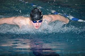 Roman Kučera si v závodě na 100 M na mistrovství ČR čtrnáctiletých plave pro bronz. Z domácího bazénu pak ještě vylovil stříbro na 50 VZ.
FOTO: KRISTINA ČABLOVÁ
