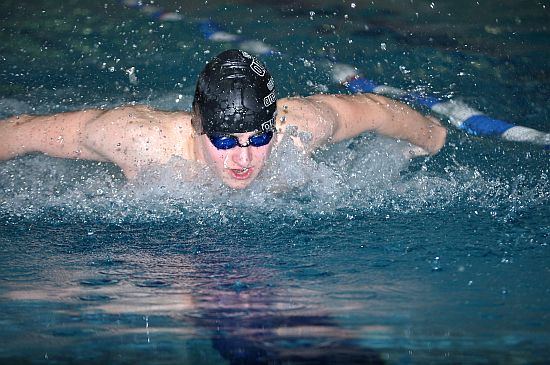 Roman Kučera si v závodě na 100 M na mistrovství ČR čtrnáctiletých plave pro bronz. Z domácího bazénu pak ještě vylovil stříbro na 50 VZ.
FOTO: KRISTINA ČABLOVÁ
