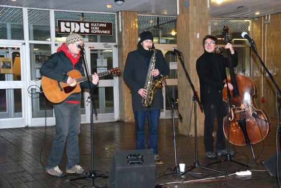 Novoročnímu ohňostroji v centru Kopřivnice předcházelo vystoupení kapely HTK band. Následné pyrotechnické produkci přihlíželo velké množství lidí. Z ohňostroje v první den roku by se mohla stát nová tradice.
FOTO: DANA HOĎÁKOVÁ