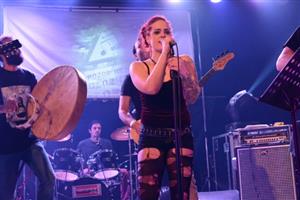 Koncert Lenky „Lo“ Hrůzové byl první ze série kulturních akcí s charitativním podtextem. Tuto sobotu se lidé mohou těšit na herce Jaroslava Duška.
FOTO: D. MACHÁČEK