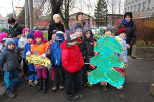 Děti z mateřských školek před Vánocemi přednesly svá přání určená všem potřebným, která sestavily se svými učitelkami a následně zavěsily ve vestibulu radnice na vánoční strom.
FOTO: DANA HOĎÁKOVÁ