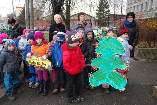 Děti z mateřských školek před Vánocemi přednesly svá přání určená všem potřebným, která sestavily se svými učitelkami a následně zavěsily ve vestibulu radnice na vánoční strom.
FOTO: DANA HOĎÁKOVÁ