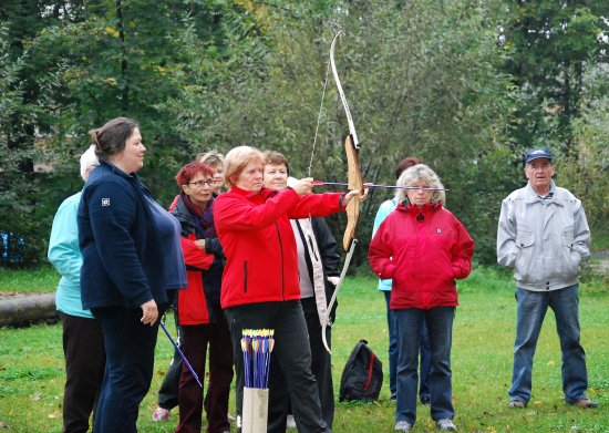 Vloni na sportovním dni si senioři mohli vyzkoušet střelbu z luku. Letos pro ně skauti připraví outdoorový den, během něhož si vyzkouší další venkovní sporty.
FOTO: DANA HOĎÁKOVÁ