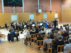 Netradiční prostor tělocvičny přinesl během koncertu nejen kvalitní akustiku, ale zajistil i prostorový komfort jak pro diváky, tak hlavně pro samotné muzikanty.
FOTO: ILONA MAZALOVÁ