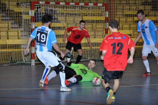Mužstvo Getafe porazilo ve finálovém utkání Lokomotivu Gangsters Kopřivnice a již počtvrté v řadě zvedlo nad hlavu pohár pro vítěze turnaje.
FOTO: KRISTINA ČABLOVÁ