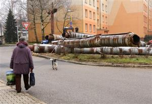 Nadzemní horkovod mizí pomalu z centra města. Většina potrubí už je demontována, nyní se musí zbavit izolace a pak přijdou na řadu podpěry.
FOTO: DAVID MACHÁČEK