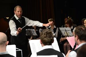 Dirigent Pierre Scotto řídí Městský dechový orchestr Kopřivnice, který v neděli zahájil svůj rok 2015 novoročním koncertem v kulturním domě. Na programu byly jak skladby klasiků, tak transkripce filmových či popových melodií.
FOTO: DAVID MACHÁČEK