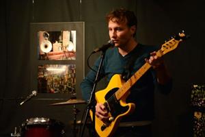 Brit Darren Eve v sobotu v kopřivnické Mandale nejen zahajoval výstavu fotografií, které pořídil při svých cestách po světě, ale zároveň představil i své písně.
FOTO: DAVID MACHÁČEK