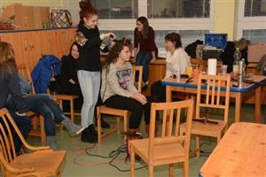 Nechat se učesat, nalíčit a nebo třeba nahlédnout do budoucnosti prostřednictvím tarotových karet - to byly jen některé z nabídek Dne pro ženy a dívky.
FOTO: DAVID MACHÁČEK