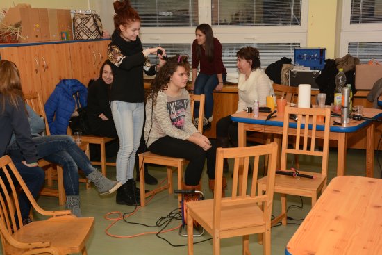 Nechat se učesat, nalíčit a nebo třeba nahlédnout do budoucnosti prostřednictvím tarotových karet - to byly jen některé z nabídek Dne pro ženy a dívky.
FOTO: DAVID MACHÁČEK