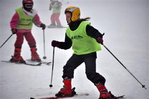 Žáci třetích a čtvrtých tříd ZŠ E. Zátopka absolvovali na kopřivnické sjezdovce i přes nepřízeň počasí lyžařský výcvik bez problémů.
FOTO: KRISTINA ČABLOVÁ