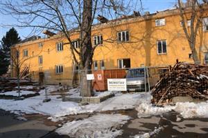 Sníh a mráz posunuly termín demolice o tři týdny. Zda půjde skutečně o poslední odklad, bude záležet na počasí.
FOTO: DAVID MACHÁČEK