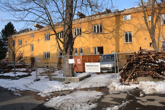 Sníh a mráz posunuly termín demolice o tři týdny. Zda půjde skutečně o poslední odklad, bude záležet na počasí.
FOTO: DAVID MACHÁČEK