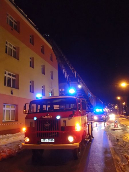 Nebezpečné sněhové převisy na sedlových střechách zaměstnaly místní dobrovolné hasiče.
FOTO: JAN TIHELKA
