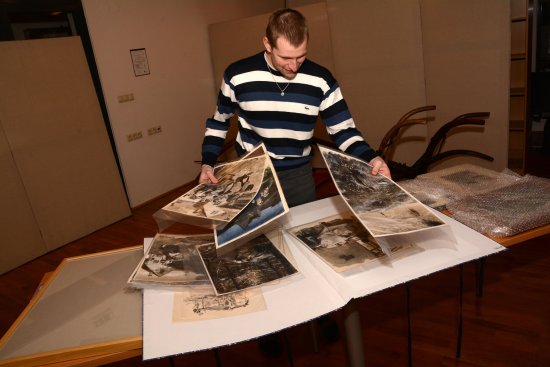 Kurátor Lašského muzea Pavel Dvořák při přípravách výstavy ke stodesátému výročí narození Zdeňka Buriana.
FOTO: DAVID MACHÁČEK