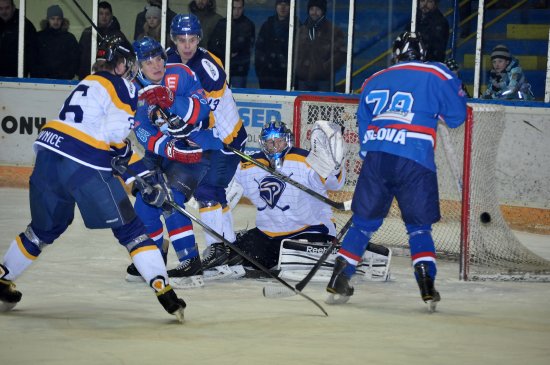 Přes dva a půl tisíce lidí přišlo na kopřivnický zimní stadion, kde místní hokejisté usilovali v utkání s Orlovou o vedoucí příčku v krajském  přeboru, což by jim v konečném součtu zajistilo boj o II. ligu.
FOTO: KRISTINA ČABLOVÁ