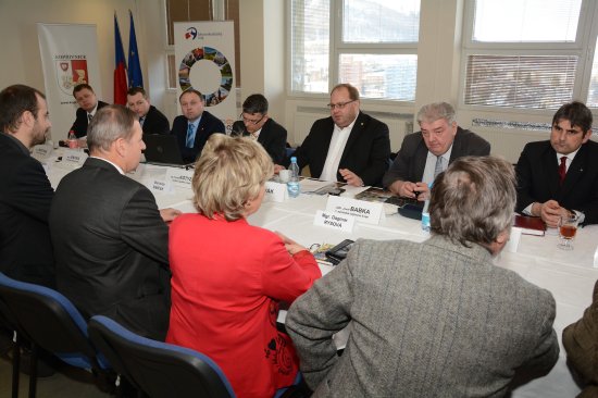 Krajští a kopřivničtí radní se minulý týden sešli ke společnému pracovnímu jednání. Z úst představitelů kraje zazněly přísliby spolupráce i spolufinancování některých projektů.   
FOTO: DAVID MACHÁČEK