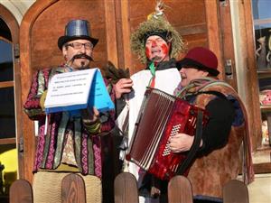 Jedno ze zastavení masopustního průvodu bylo i před domem Josefa Hrčka, kde se hrálo a vtipně  zpívalo o štramberských občanech a jejich loňských aktivitách.
FOTO: ILONA MAZALOVÁ