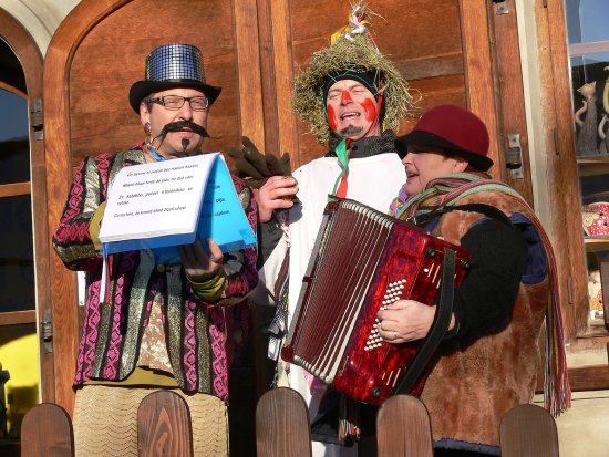 Jedno ze zastavení masopustního průvodu bylo i před domem Josefa Hrčka, kde se hrálo a vtipně  zpívalo o štramberských občanech a jejich loňských aktivitách.
FOTO: ILONA MAZALOVÁ