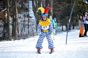 Lyžařská škola Sluníčko při Domu dětí a mládeže v Kopřivnici slaví desáté výročí od svého vzniku a i letošní kurz byl ukončen závodem v maskách.
FOTO: KRISTINA ČABLOVÁ