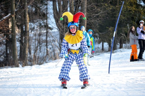 Lyžařská škola Sluníčko při Domu dětí a mládeže v Kopřivnici slaví desáté výročí od svého vzniku a i letošní kurz byl ukončen závodem v maskách.
FOTO: KRISTINA ČABLOVÁ