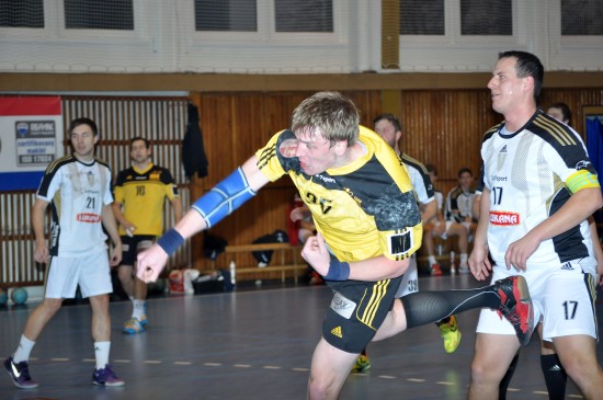 Petr Šlachta (uprostřed) si v utkání se Strakonicemi připsal sedm branek a spolu s Janem Gřesem, který skóroval osmkrát, patřili ke klíčovým postavám zápasu.
FOTO: KRISTINA ČABLOVÁ