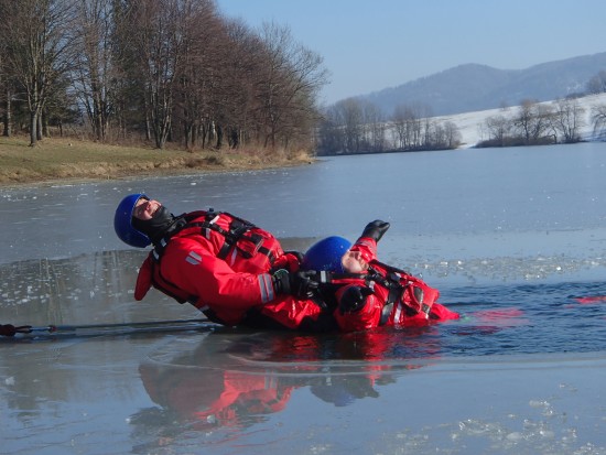 Páteční dopoledne využila část kopřivnické jednotky dobrovolných hasičů k výcviku záchrany osob, které se propadly zamrzlou ledovou hladinou.
FOTO: JSDH KOPŘIVNICE