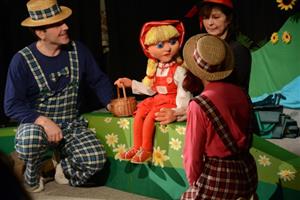 Nedělní dopolední představení pohádky O Červené karkulce bylo testem nového hracího času. Vzhledem k tomu, že byl úspěšný, chystá se soubor odehrát i další dopolední představení.  
FOTO: D. MACHÁČEK