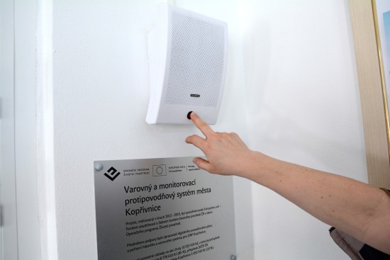 Součástí systému bezdrátového rozhlasu, který má obyvatele varovat v případě nebezpečí, jsou přijímače se záznamem, kde je možné stiskem tlačítka přehrát poslední hlášení.
FOTO: DAVID MACHÁČEK