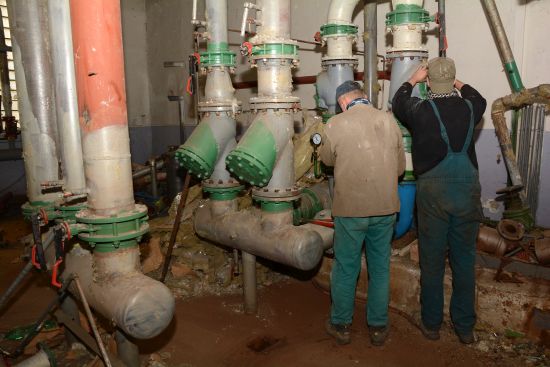 Začala demontáž technologií z nevyužívaných výměníkových stanic po celé Kopřivnici. Jejich vyklizení radnice nezaplatí, ale naopak ještě inkasuje 1,6 milionu korun.
FOTO: DAVID MACHÁČEK