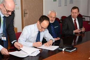 Jednatel společnosti Röchling Robert Eimer na kopřivnické radnici podepisuje kupní smlouvu na pozemek, díky kterému bude moci firma rozšířit svůj zdejší závod.
FOTO: DAVID MACHÁČEK