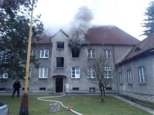 V sobotu ráno před půl sedmou vzplál od zapálené svíčky byt na ulici Wolkerově. Jeho obyvatelka, která se nadýchala zplodin, byla převezena do nemocnice.
FOTO: JSDH KOPŘIVNICE