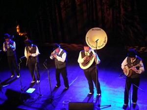 Celovečerní koncert kopřivnického dixielandu na půdě pražského Paláce Akropolis byl úspěšný. Muzikanti si z Prahy odvezli pozvání k dalšímu vystoupení.
FOTO: STANLEY’S DIXIE STREET BAND