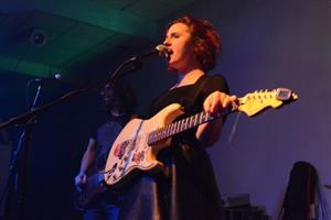 Zpěvačka Nikola Muchová a její kapela Mucha byla hlavním lákadlem punkového večera v místním Papaya Music Clubu. Kromě ní zahrála ještě kapela Vítrholc a frenštátská parta Rotoped Band.
FOTO: DAVID MACHÁČEK