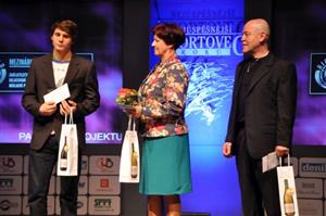 Na vyhlašování nejúspěšnějších sportovců okresu byli oceněni i kopřivničtí trenéři Miroslav Bartoň (vlevo v zastoupení syna Dominika) a Vlastimil Žižka (vpravo).
FOTO: KRISTINA ČABLOVÁ