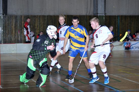 Petr Podlezl (č. 4) se marně snaží prosadit v semifinále proti ostravskému brankáři Kořínkovi. Kopřivnice v sérii s Ostravou neuspěla, a finále ji tak nečeká.
FOTO: KRISTINA ČABLOVÁ