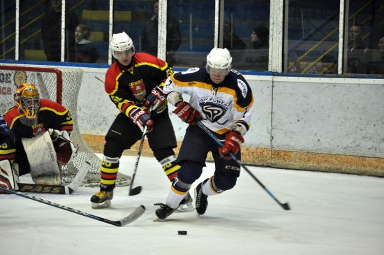 Filip Chvostek (ve světlém dresu) si v rozhodujícím utkání o postup do druhé ligy připsal tři kanadské body za dva góly a jednu asistenci.
FOTO: KRISTINA ČABLOVÁ