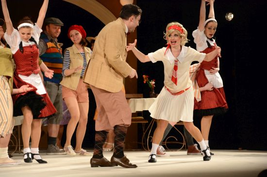 Kostýmová hudební komedie Hledám děvče na boogie woogie zaplnila jeviště zdejšího kulturního domu neobvyklým počtem vystupujících. Pod pódiem navíc hrál živý orchestr.
FOTO: DAVID MACHÁČEK