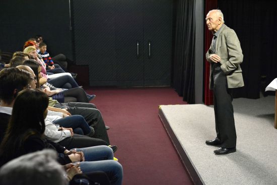 Herec a publicista Luděk Eliáš se minulý týden s kopřivnickým publikem dělil o své těžko pochopitelné zkušenosti, které jako vězeň A 2026 získal v nacistických koncentrácích.    
FOTO: D. MACHÁČEK